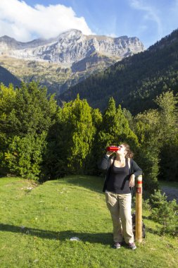 Su içen genç bir kadın