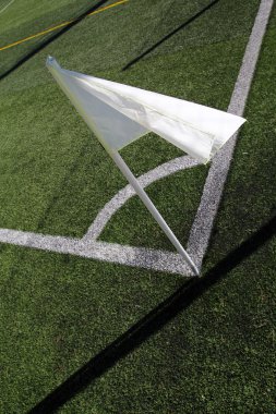 bir futbol sahası köşesine