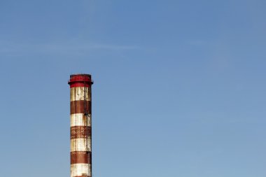 Mavi gökyüzüne karşı baca