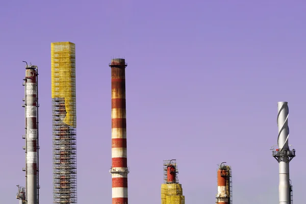 Pilha de fumaça de refinaria de petróleo — Fotografia de Stock