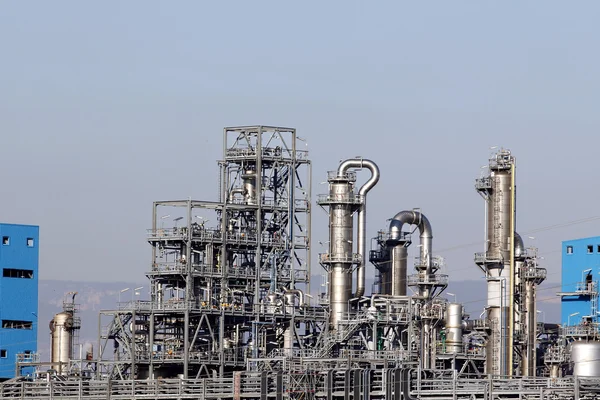 Grande complexo de refinaria de petróleo, com chaminés e torres — Fotografia de Stock