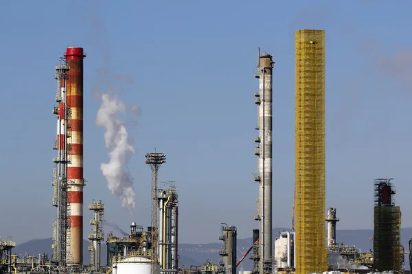 Oil refinery smoke stacks — Stock Photo, Image