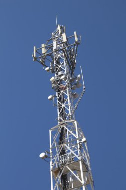 Mavi gökyüzüne karşı telekomünikasyon kulesi