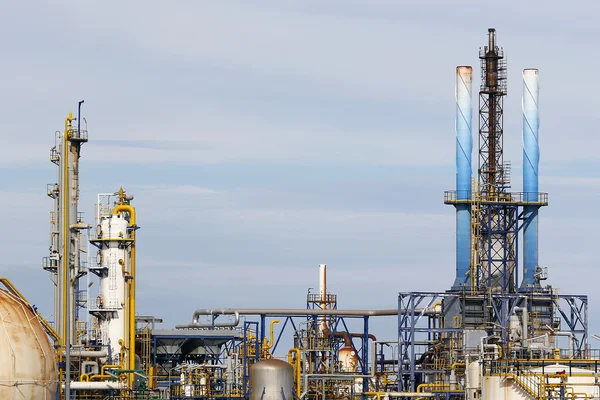 Instalações industriais em uma refinaria — Fotografia de Stock