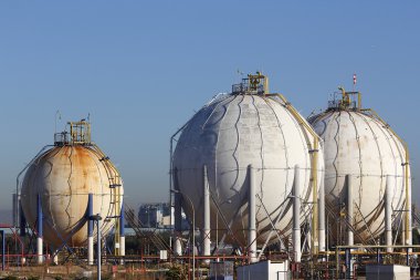 Küresel siloları ve tankları