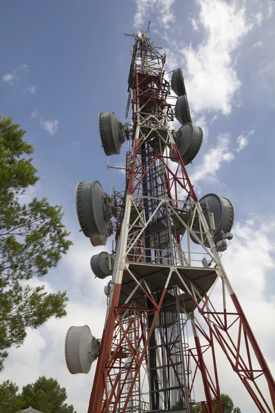 Telecommunications tower against blue sky — Stock Photo, Image