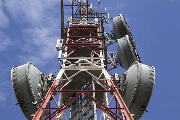 Mavi gökyüzüne karşı telekomünikasyon kulesi — Stok fotoğraf