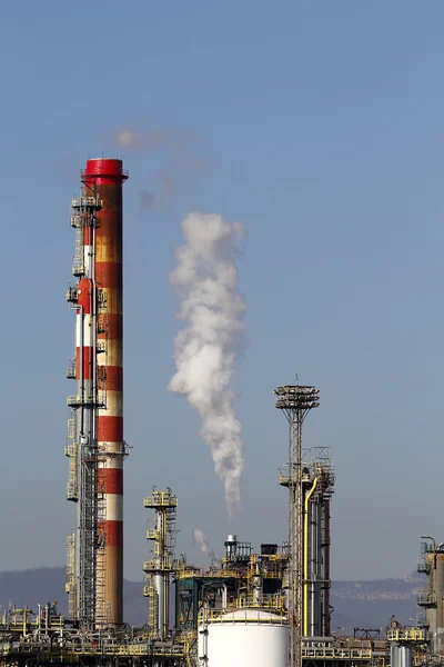 Oil refinery smoke stacks — Stock Photo, Image