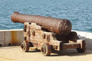 Denizde işaret eden eski savaş topu
