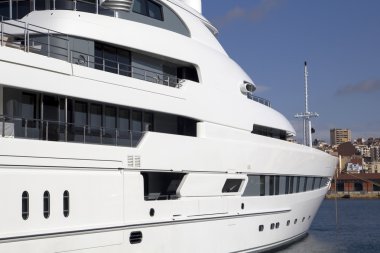 Liman demirlemiş lüks yat