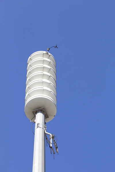 Kommunikation torn mot blå himmel — Stockfoto