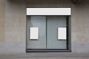 Bir mağazada boş Vitrini