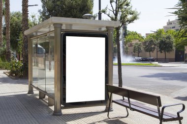 Bir otobüs durağı boş panoda