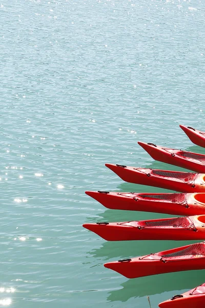 Red kayaks in a lake — Stock Photo, Image