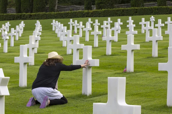 Vrouw bidden op een memorial cemetery — Stockfoto