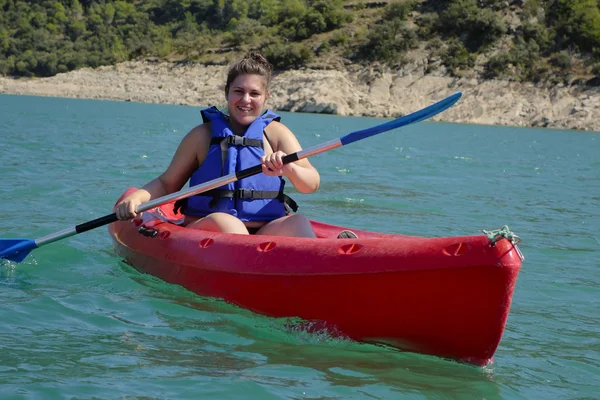 Mujer joven con un kayak — Foto de Stock