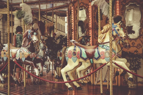Carrusel tradicional con caballos y espejos — Foto de Stock