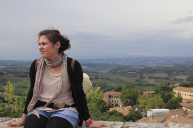 Genç kadın düşünüyor.