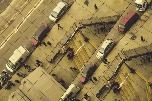 Réflexions de la vie urbaine, piétons et voitures — Photo