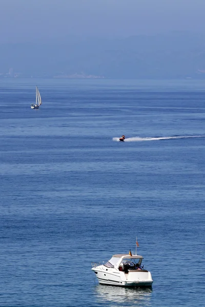 Yachten segeln im Meer — Stockfoto