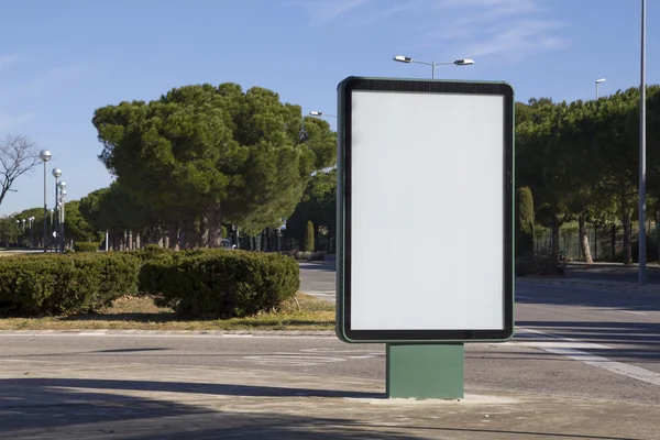 Ve veřejné zóně prázdné billboard venku, — Stock fotografie