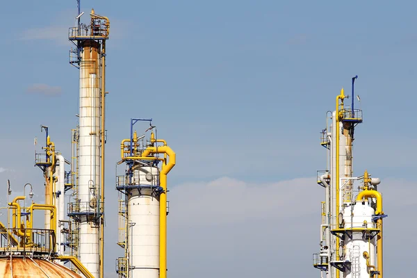 Instalações industriais numa refinaria química — Fotografia de Stock