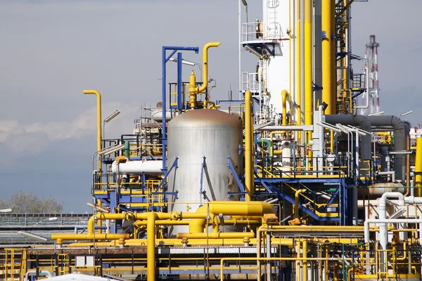 Industrial facilities in a chemical refinery — Stock Photo, Image