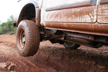 4 x 4 araç offroad, çamur ile