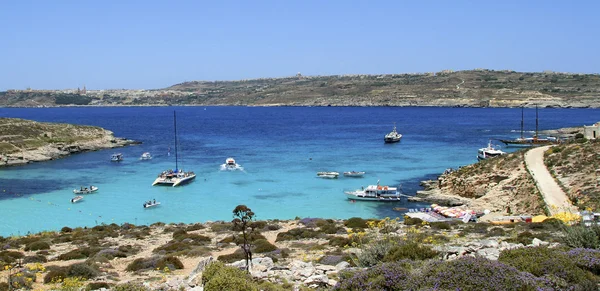 Playa mediterránea con yates — Foto de Stock