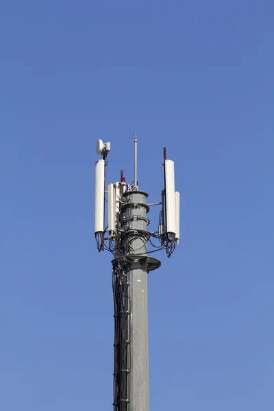 Mavi gökyüzü karşı Mobil anten — Stok fotoğraf