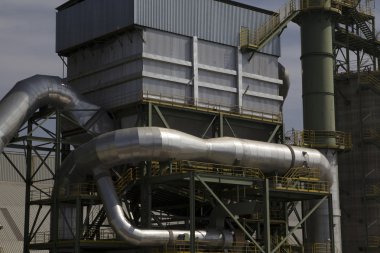 Modern bir fabrikada endüstriyel tesisler