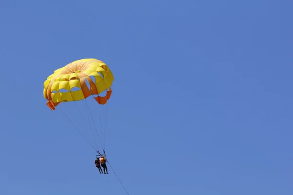 Parasailing proti modré obloze — Stock fotografie