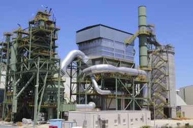 Modern bir fabrikada endüstriyel tesisler