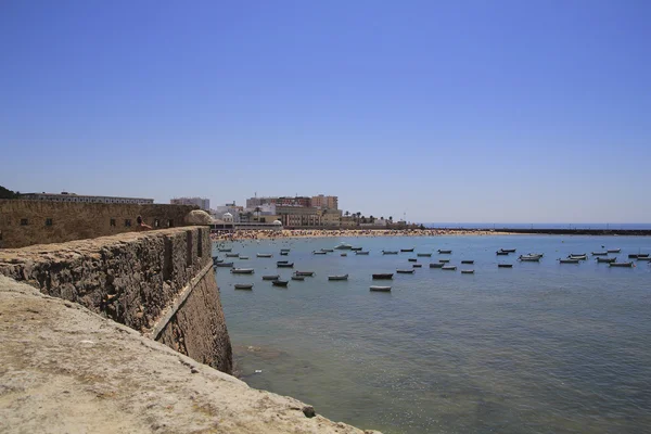 Plage de Cadix et la forteresse militaire, dans le sud de l'Espagne — Photo