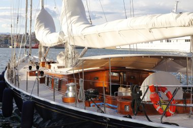 Liman demirlemiş yelkenli