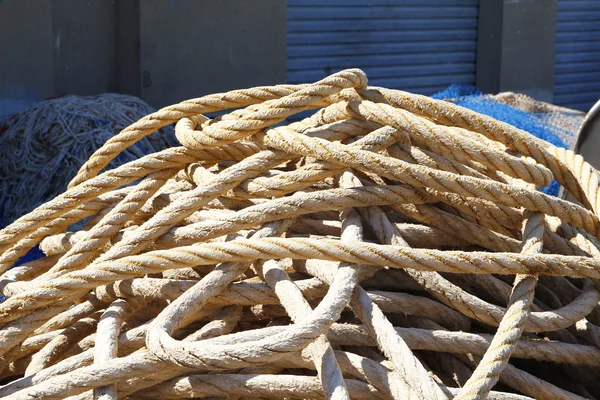 Stary sznur w port rybacki — Zdjęcie stockowe