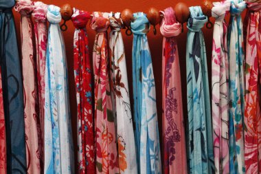 Renkli dokularda geleneksel bir mağazada asılı