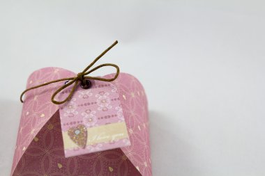 Hediye kutusu, kağıttan yapılmış