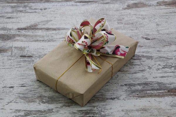Κουτί δώρου με κορδέλα — Φωτογραφία Αρχείου