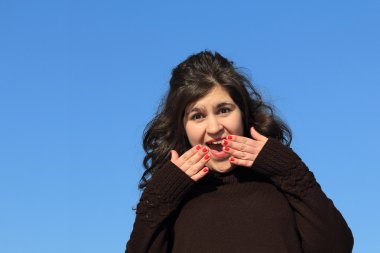 Kız onunla ağzını eller 