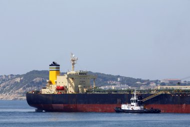 Bağlantı noktası, römorkör tarafından destekli gelen kargo gemisi