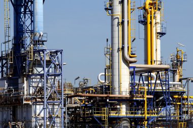 Petrol rafineri bacaları ve duman yığınları