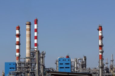 Petrol rafineri bacaları ve duman yığınları