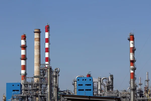 Chimeneas de refinería de petróleo y pilas de humo — Foto de Stock
