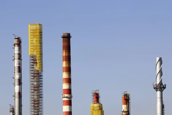 Chaminés de refinaria de petróleo e pilhas de fumaça — Fotografia de Stock
