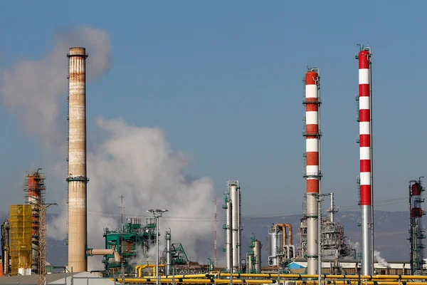 Oil refinery smoke stacks — Stock Photo, Image