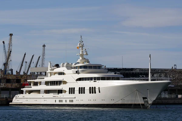 Luxejacht afgemeerd aan de haven — Stockfoto