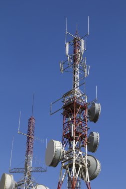 Mavi gökyüzüne karşı telekomünikasyon kulesi