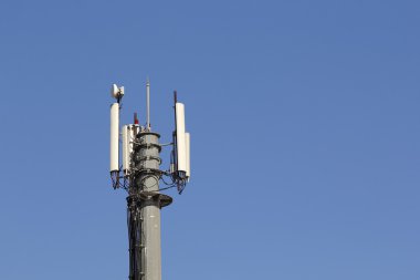 Mavi gökyüzü karşı Mobil anten