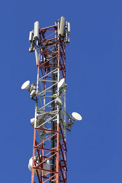 Telekommunikationstorn mot blå himmel — Stockfoto